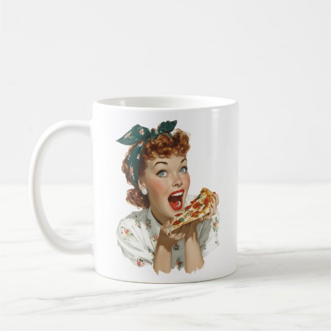 Mug Femme rétro appréciant une part de pizza (Gauche)