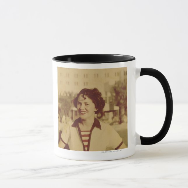 Mug Femme s'asseyant dehors (Droite)