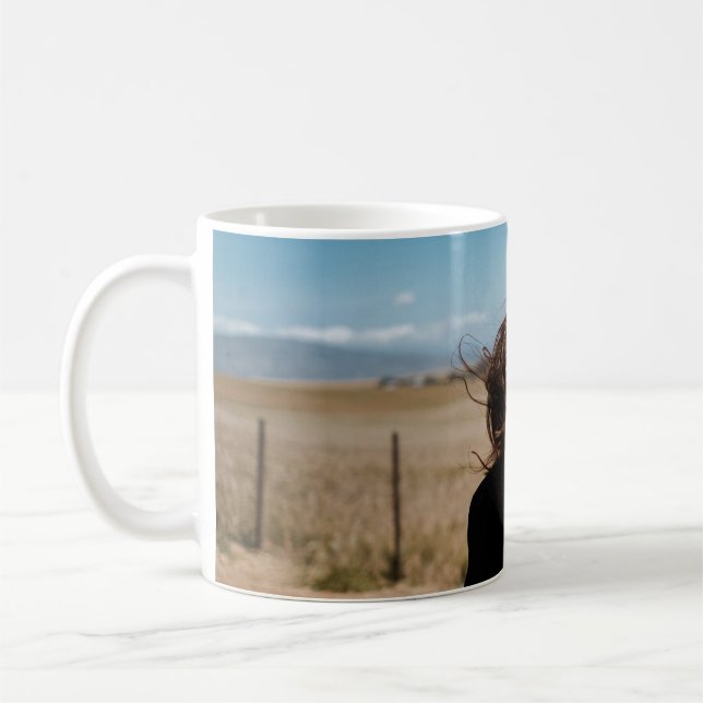 Mug Femme souriante sur terrain brun et vert (Gauche)