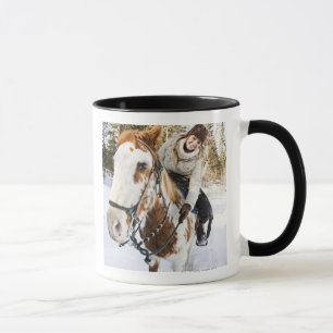 Mug Femme sur le cheval dehors pendant l'hiver
