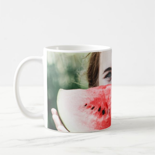 Mug Femme tenant une pastèque tranchée (Gauche)