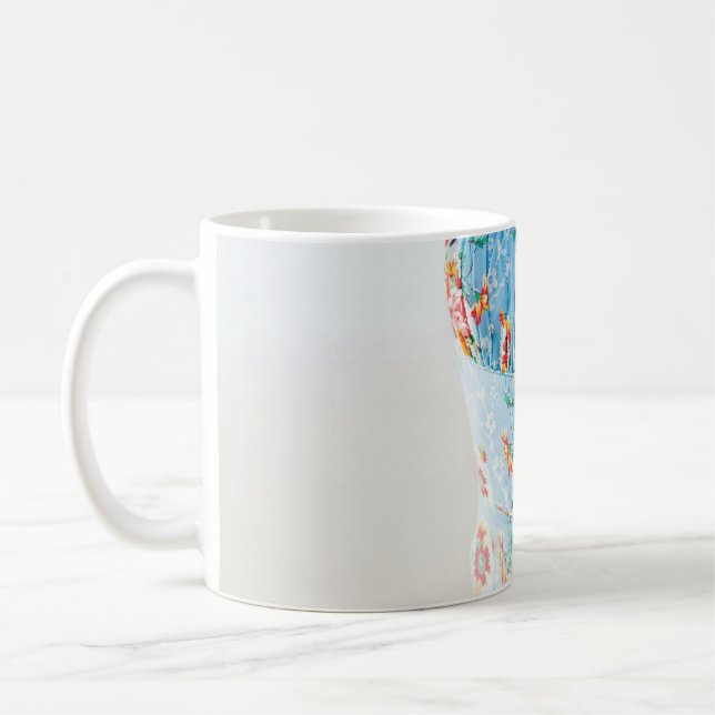 Mug Femme vêtue de rompers à fleurs bleues et de casqu (Gauche)