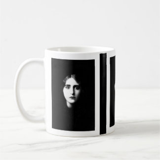Mug Femme victorienne avec une expression hantante