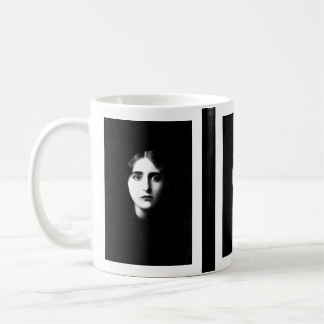 Mug Femme victorienne avec une expression hantante (Gauche)