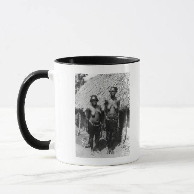 Mug Femmes nubiennes debout devant la cabane (Gauche)