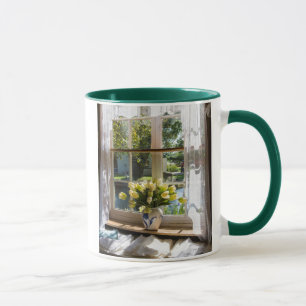 Mug Fenêtre avec rideau de dentelle et tulipes