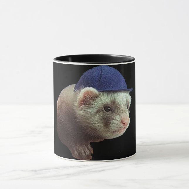 Mug Ferret Portant une Musique Casquette (Centre)