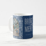 Mug Festif Boho Motif 2 Photo Famille Vacances<br><div class="desc">Festive bleu main dessinée motif de saumons,  2 photo de la mug de vacances en famille. Le design comprend deux espaces photo en arche,  le logo de l'art de mots Bright et Joyeux,  des lignes de texte pour le nom de famille et l'année.</div>