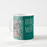 Mug Festif Boho Motif 2 Photo Famille Vacances<br><div class="desc">Festive vert main dessinée motif de saumons,  2 photo de la mug de vacances en famille. Le design comprend deux espaces photo en arche,  le logo de l'art de mots Bright et Joyeux,  des lignes de texte pour le nom de famille et l'année.</div>