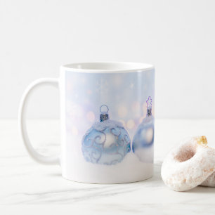 Mug Festif boules de Noël en argent sur la neige