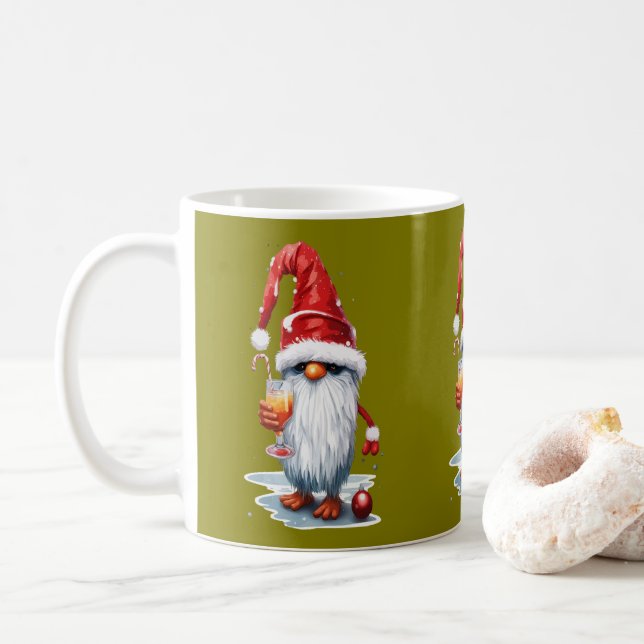 Mug Festive Noël Gnome Gonk tenant un verre (Avec donut)