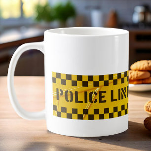 Mug Fête de police avec rubans jaunes de scène de crim