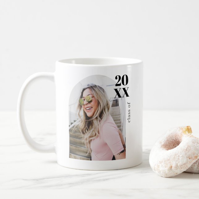 Mug Fête de remise de diplômes avec arche rose minimal (Avec donut)