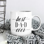 Mug Fête des pères de script minimaliste moderne Best<br><div class="desc">Un cadeau amusant et personnalisé pour le meilleur papa de tous les temps. Le design se compose d'un design de typographie moderne et élégant "meilleur papa jamais" et est personnalisé avec l'année du père établi. Fait le cadeau parfait pour votre père spécial pour la Fête des pères ou pour l'anniversaire...</div>