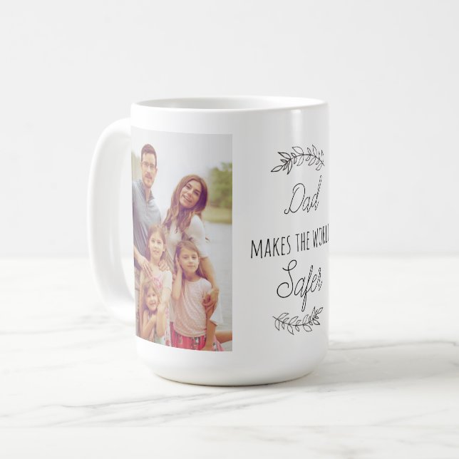 Mug Fête des pères papa rend le monde plus sûr collage (Devant gauche)