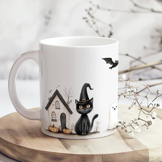 Mug Fête d'Halloween aux chats noirs mignons (Cute Black Cats Halloween Party Coffee Mug on a boho kitchen table with tiny dry whit flowers)