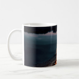 Mug Feu de feu près du plan d'eau pendant la nuit