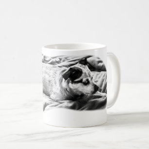 Mug Feu Terrier sur couverture hivernale