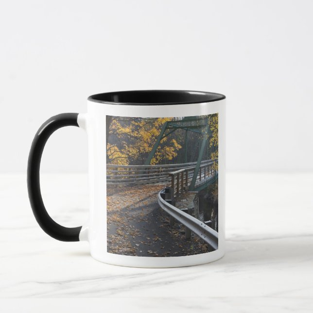 Mug Feuillage d'automne et un pont sur les Millers (Gauche)