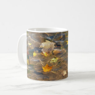 Mug Feuilles d'automne dans l'étang de l'eau Photograp