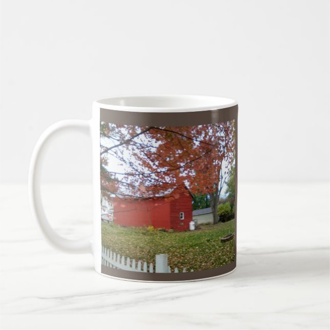 Mug Feuilles d'automne et grange rouge sucrée sur une  (Gauche)
