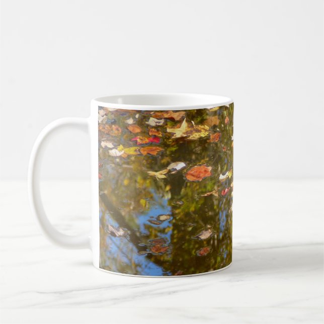 Mug Feuilles d'automne et réflexion sur le cours d'eau (Gauche)