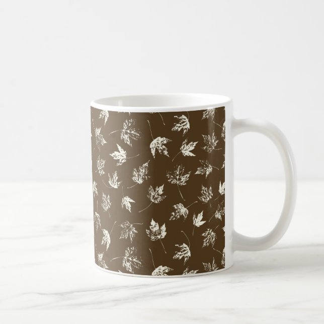 Mug Feuilles d'érable d'automne sur brun - motif sans  (Droite)