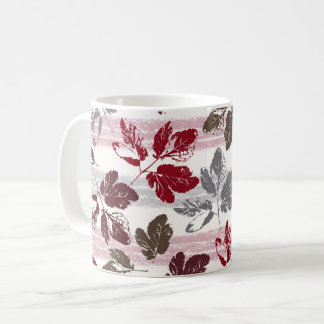 Mug Feuilles multicolores sur un fond rayé.