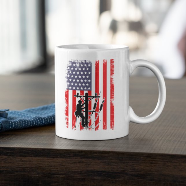 Mug Fier lineman américain Travailleur utilitaire patr (Proud American Lineman Patriotic Utility Worker Coffee Mug)