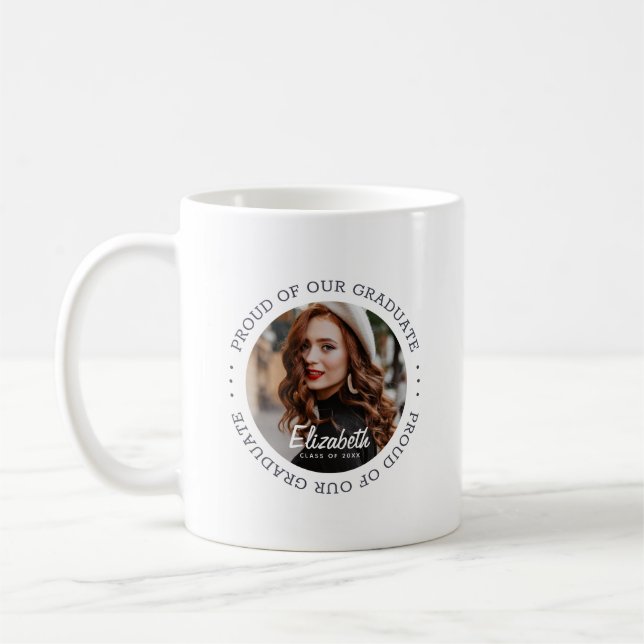 Mug Fière de notre Graduate 20XX Simple Graduation Pho (Gauche)