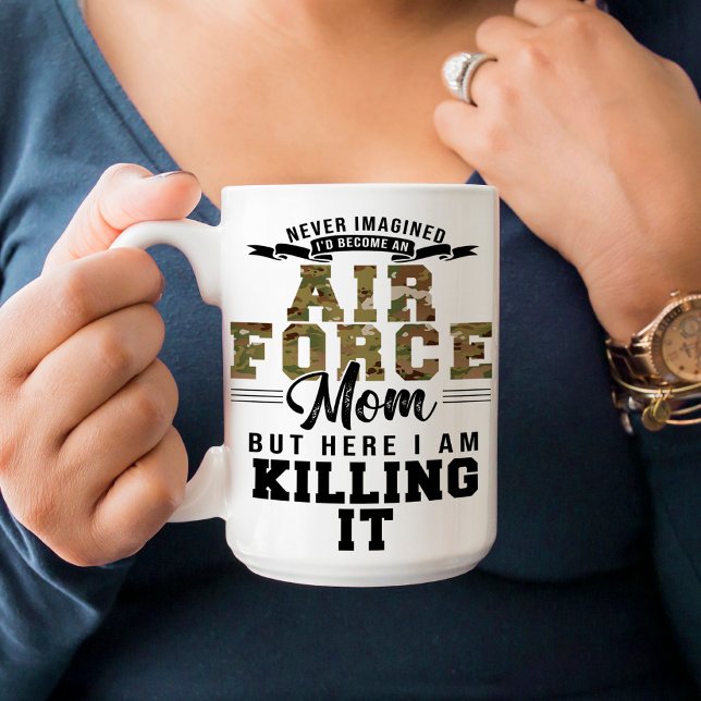 Mug Fière Maman De L'Armée De L'Air La Tuer Drôle Mili (Air Force Mom funny coffee mug gift, 15 oz, never imagined, but here I am killing it, basic training)