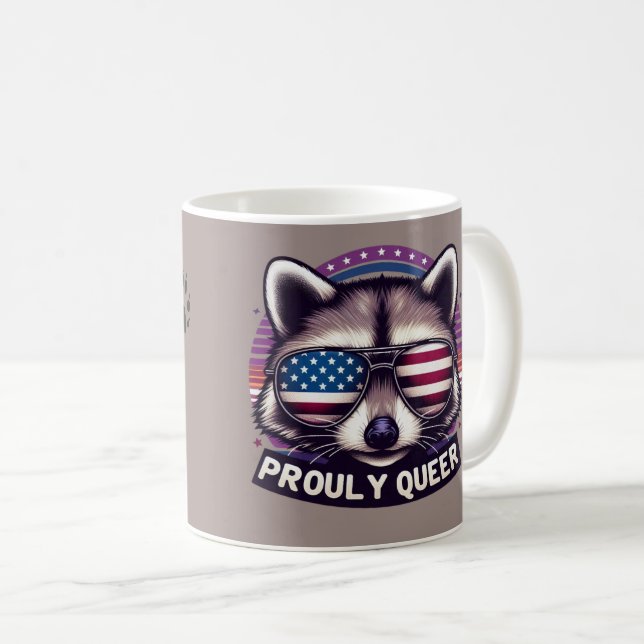 Mug Fièrement Queer Raccoon avec American Flag Sunglas (Devant droit)
