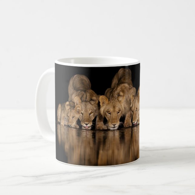 Mug Fierté de lions buvant au point d'eau la nuit (Devant gauche)