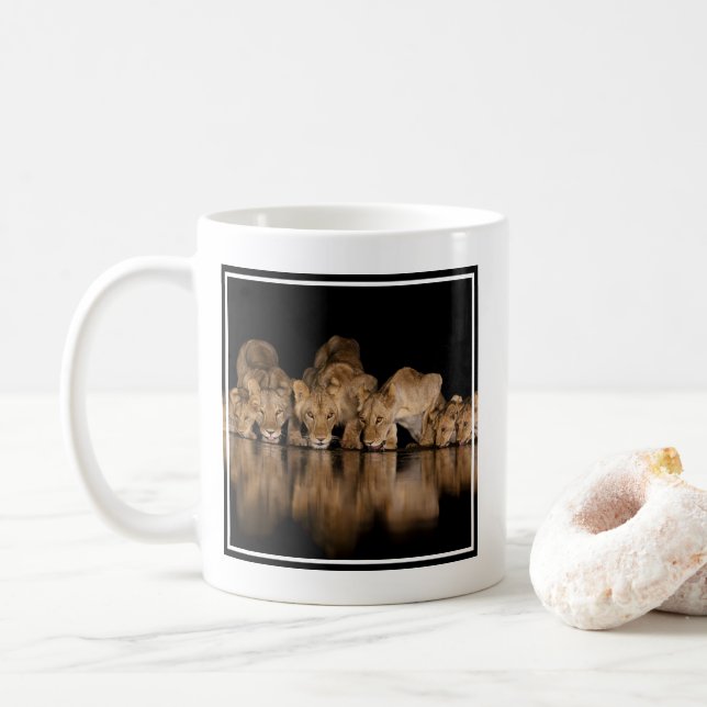 Mug Fierté de lions buvant au point d'eau la nuit (Avec donut)