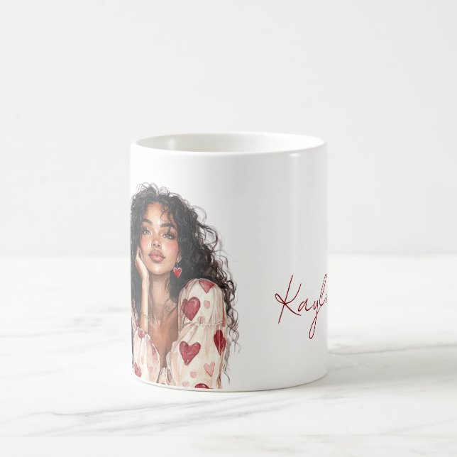 Mug Fille aux cheveux noirs blouse à coeurs rouges (Centre)