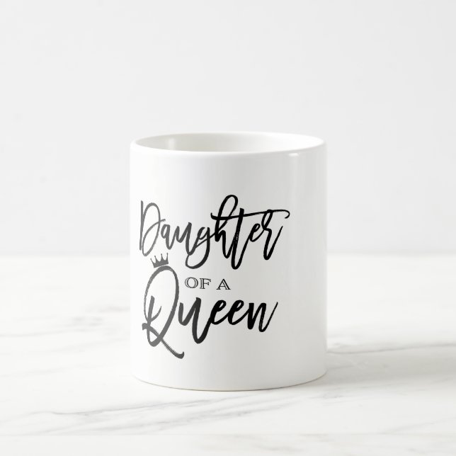 Mug Fille d'une REINE Script moderne tendance sur mesu (Centre)