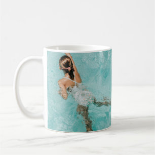 Mug Fille en maillot de bain et nage dans la piscine