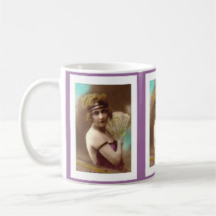 Mug fille flapper en violet avec un éventail