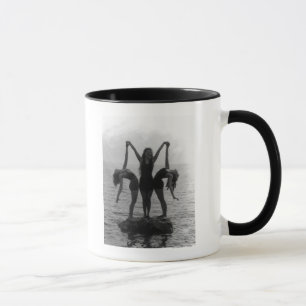 Mug Filles dans la pose sur une roche dans l'eau