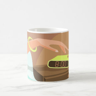 Mug Filles main poussant sur le bouton snooze du révei