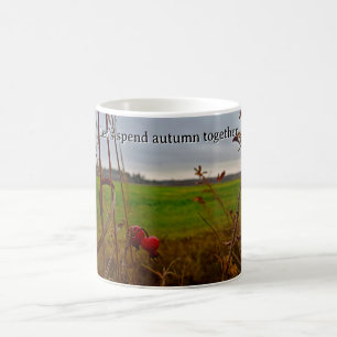 Mug Fin d'automne maussade : cynorhodons et champ vert