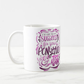 Mug Fixez votre queue de cheval et l'essai attaquent