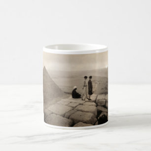 Mug Flapper Girls Sunrise Khufu Pyramid, Égypte 1920