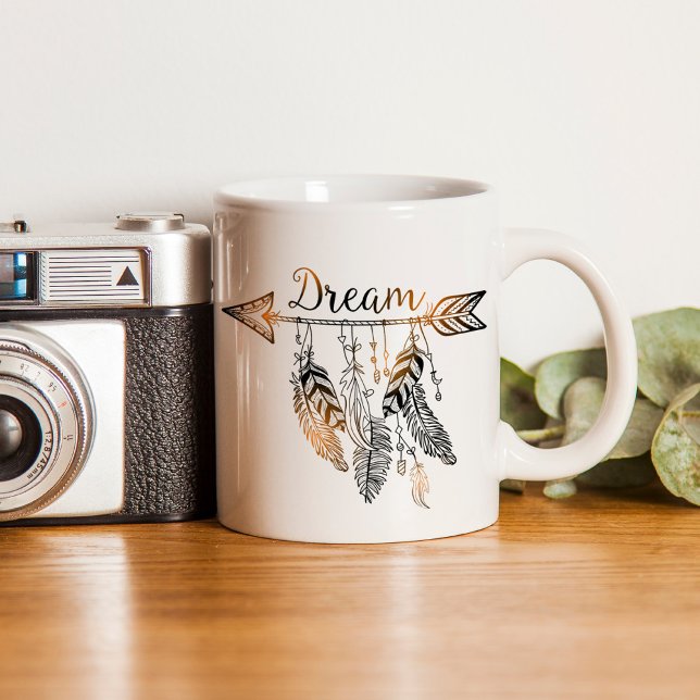 Mug Flèche Boho et rêve de plume (Hand drawn sketchy arrow with feathers dangling featuring the word dream. )