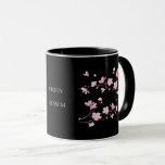 Mug Fleur de cerisiers - Noir<br><div class="desc">J'ai une passion pour la nature et j'aime tout particulièrement les fleurs. Pour cette pièce,  je voulais créer une fleur simple,  mais élégante,  infusée d'un léger sentiment d'orient.</div>