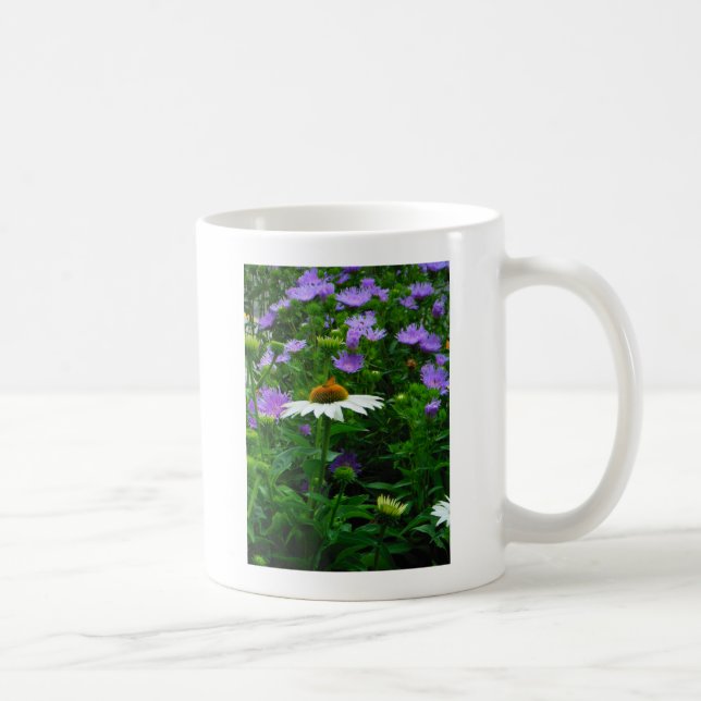 Mug Fleur de cône blanc, fleurs pourpres et papillon (Droite)