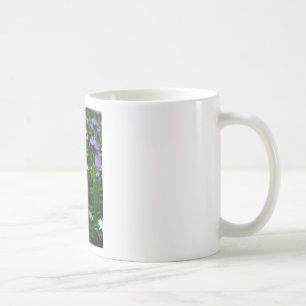 Mug Fleur de cône blanc, fleurs pourpres et papillon