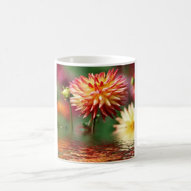 Mug Fleur de dahlia au-dessus de l'eau (Centre)