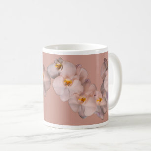 Mug Fleurs blanches d'orchidées sur l'insigne