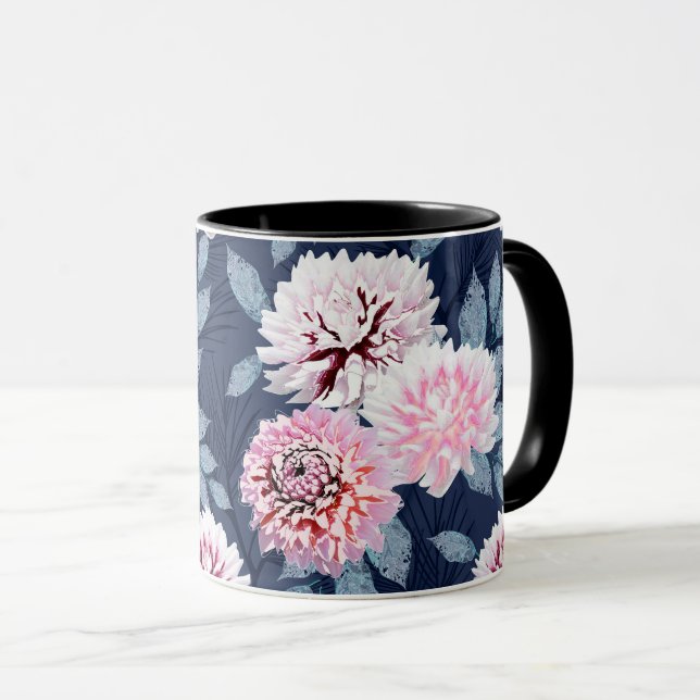 Mug Fleurs blanches et roses sur bleu foncé. (Devant droit)